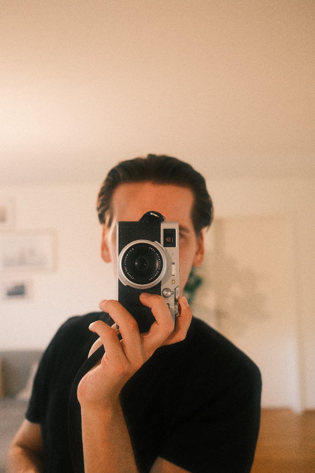 Silvio Thomi mit analoger Kamera
